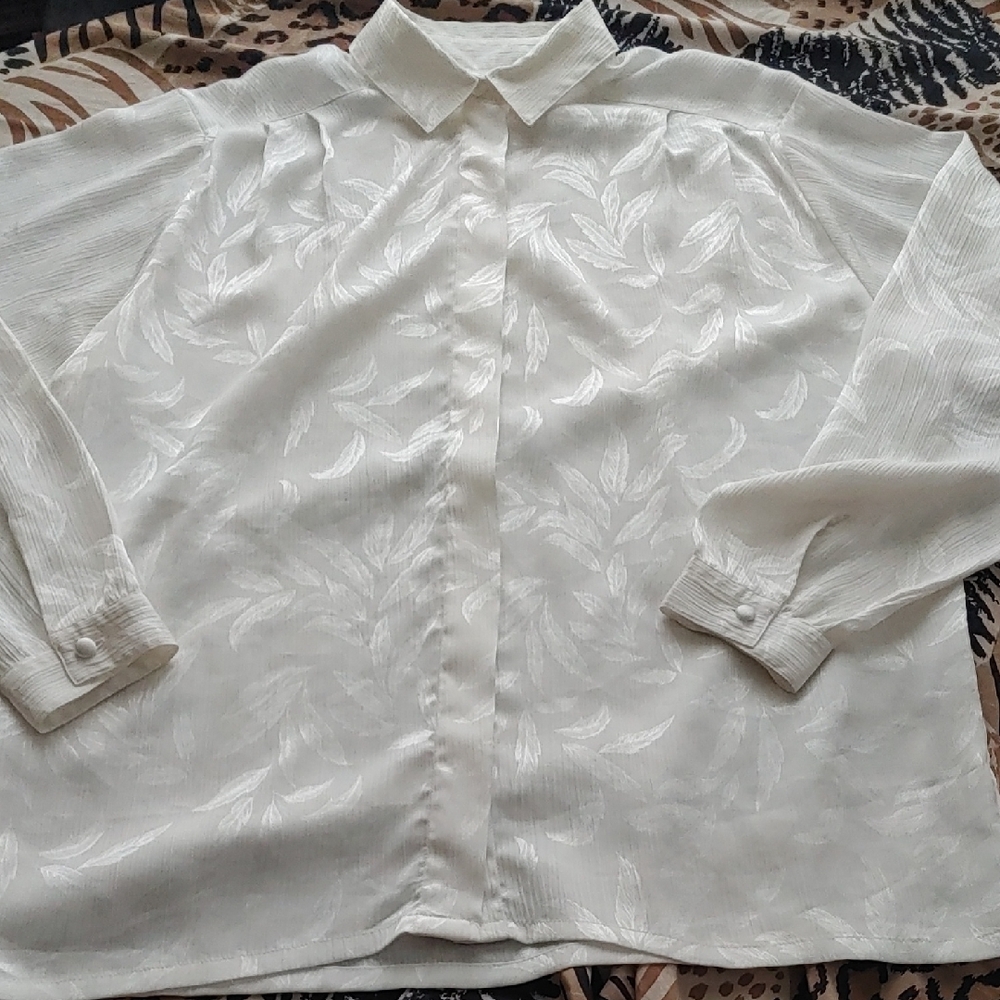 Koret White Blouse with Subtle Leaf Design Sz 16